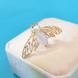 Modieuze gouden broche - met parelbij & kristallenBroches