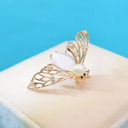 Modieuze gouden broche - met parelbij & kristallenBroches