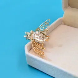 Modieuze gouden broche - met parelbij & kristallenBroches