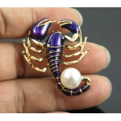 Emaille broche - schorpioen met parelBroches
