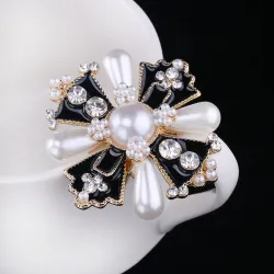 Vintage stijl kruis met parel / kristallen - exclusieve brocheBroches