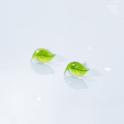 Oorknopjes met kleine groene bladeren - verzilverdOorbellen