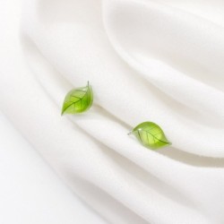 Oorknopjes met kleine groene bladeren - verzilverdOorbellen