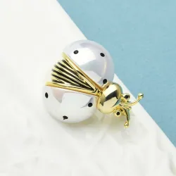 Wit/gouden lieveheersbeestje brocheBroches