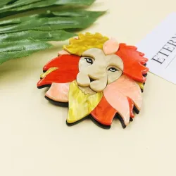 Kleurrijke leeuwenkop - broche van acrylBroches