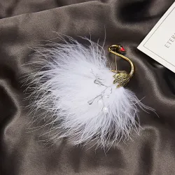 Wit/zwarte pauw - broche - veren - parelsBroches