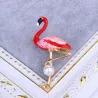 Rode flamingo met parel - brocheBroches