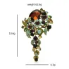 Elegante broche met kristallen bloemenBroches