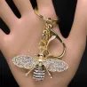 Gouden sleutelhanger met een kristallen bijSleutelhangers