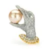 Kristallen hand met een parel - elegante brocheBroches