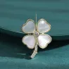 Broche klavertje vier - schelp / kristalBroches