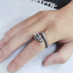 Zilveren ring in de vorm van een draakRingen