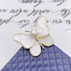 Witte schelp vlinder - met een parel - brocheBroches