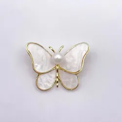 Witte schelp vlinder - met een parel - brocheBroches