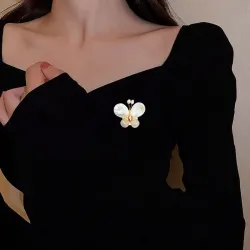 Parelmoer schelp vlinder - met kristallen / parelsBroches
