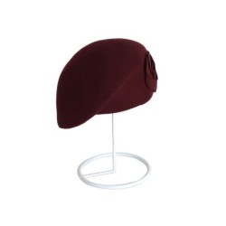 Modieuze wollen baret - met bloemPetten & Hoeden