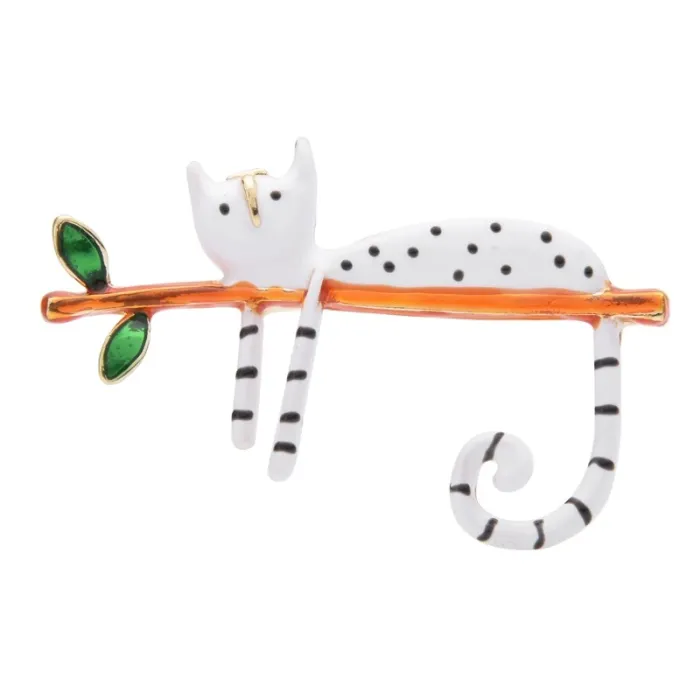Luie kat liggend op boom - emaille brocheBroches