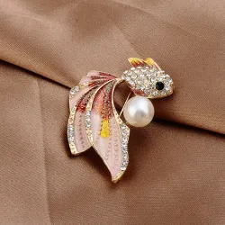 Kristallen goudvis met parel - elegante brocheBroches