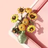 Vaas met zonnebloemen - retro brocheBroches