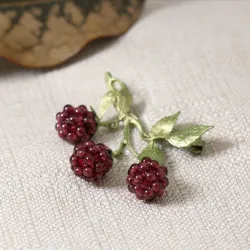 Fruitbroche met granaatappelmotiefBroches