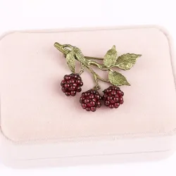 Fruitbroche met granaatappelmotiefBroches