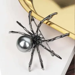 Zwarte spin met parel - elegante brocheBroches