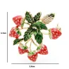 Elegante kristallen aardbeienbroche met bladerenBroches