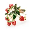 Elegante kristallen aardbeienbroche met bladerenBroches