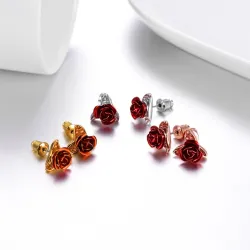 Gold stud earrings with red roseOorbellen