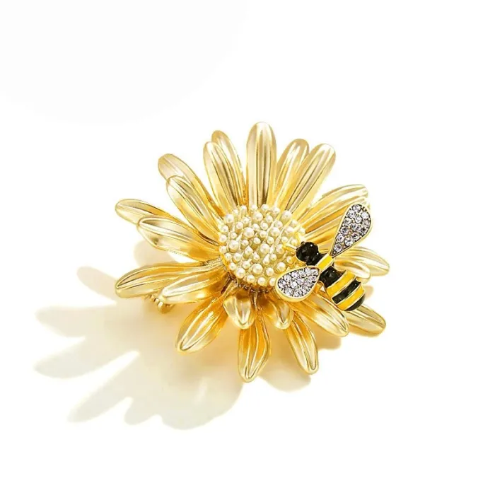 Crystal bee and daisy - an elegant broochBroches