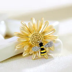 Crystal bee and daisy - an elegant broochBroches