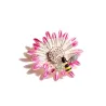 Crystal bee and daisy - an elegant broochBroches
